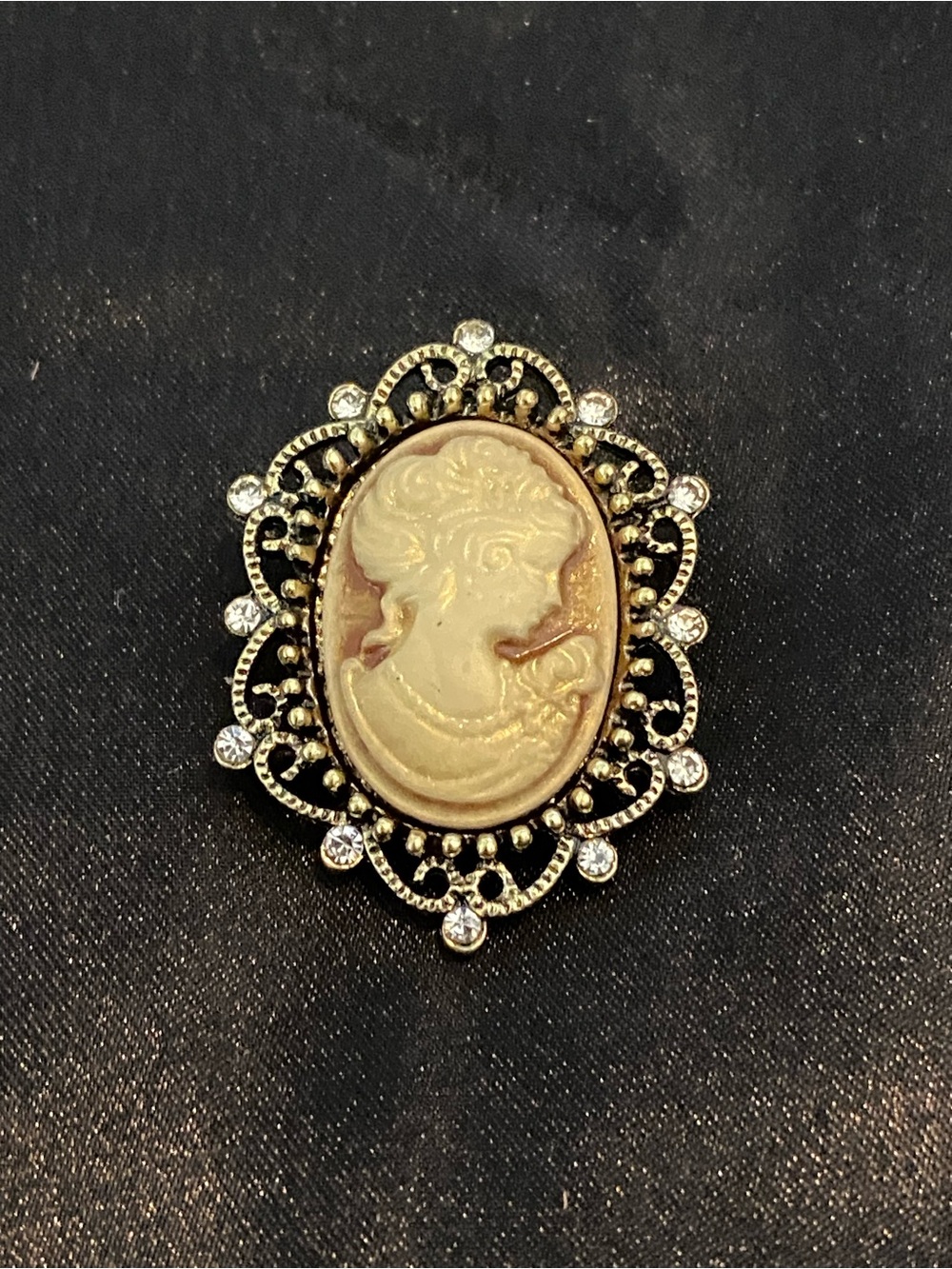 Vintage-Inspired Gold Cameo Brooch - Cream Cameo